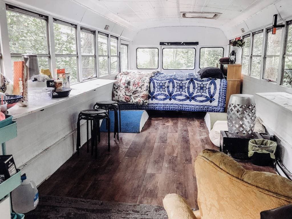 Leere Schiefer Bus # 23 Bunk House 1