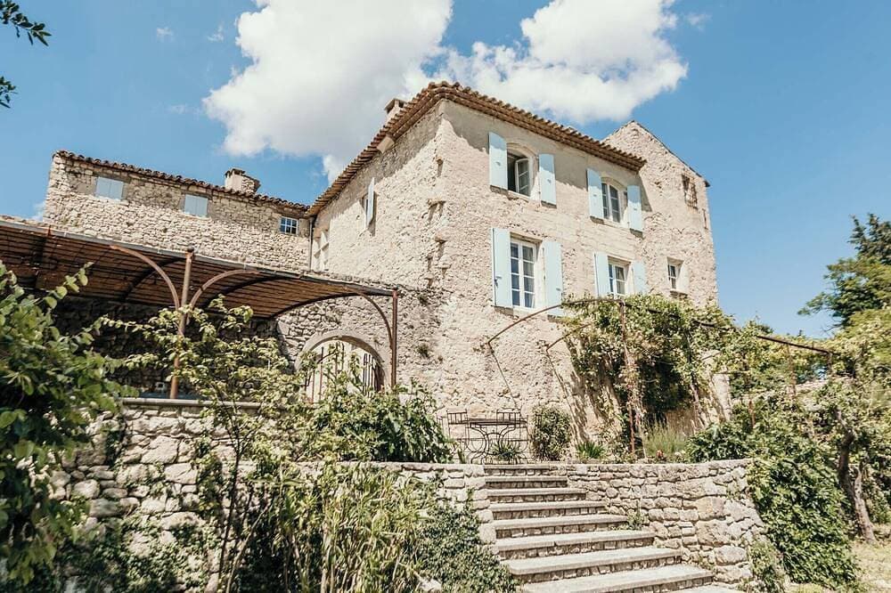 Charming 13th-Century Stone House with Infinity Pool in Provence 6 bedrooms AC 1