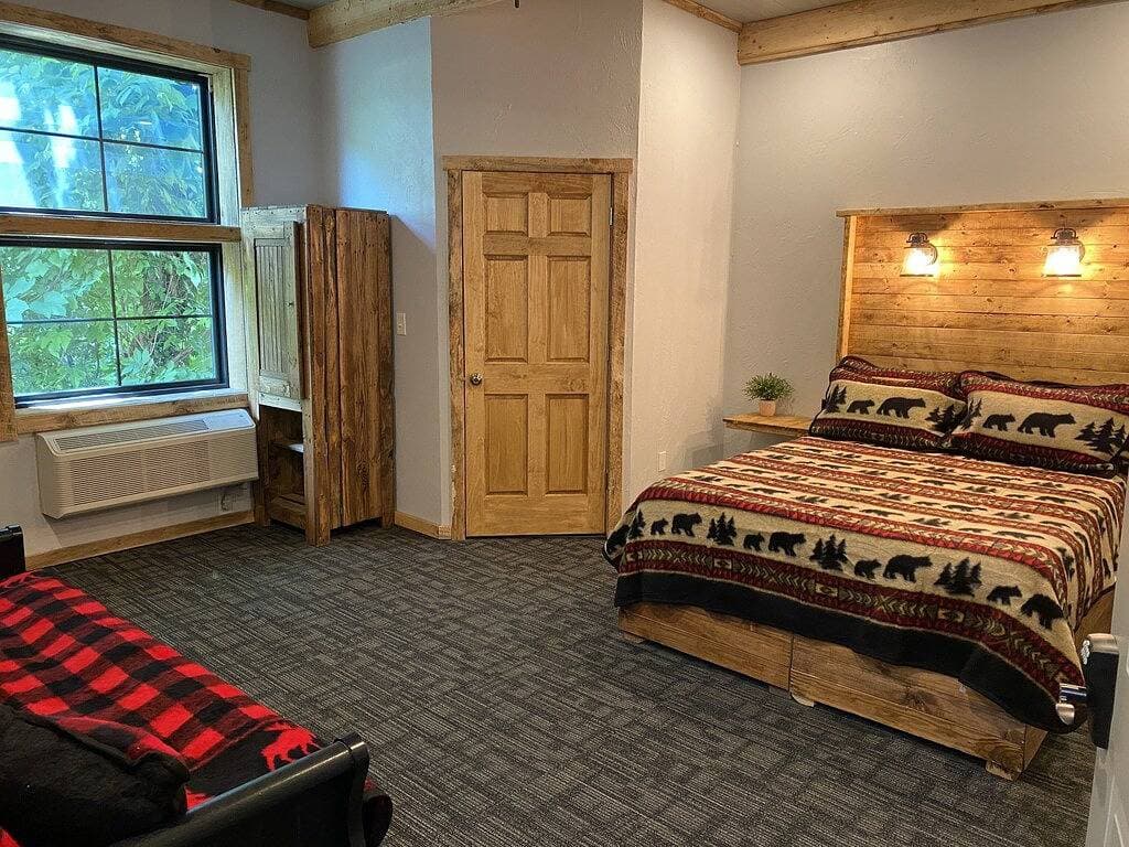 Foto 7 von 13: Fall Trailside Hotel 105: Sleeps 2, 1Br 1Ba Grill Laurel Highlands