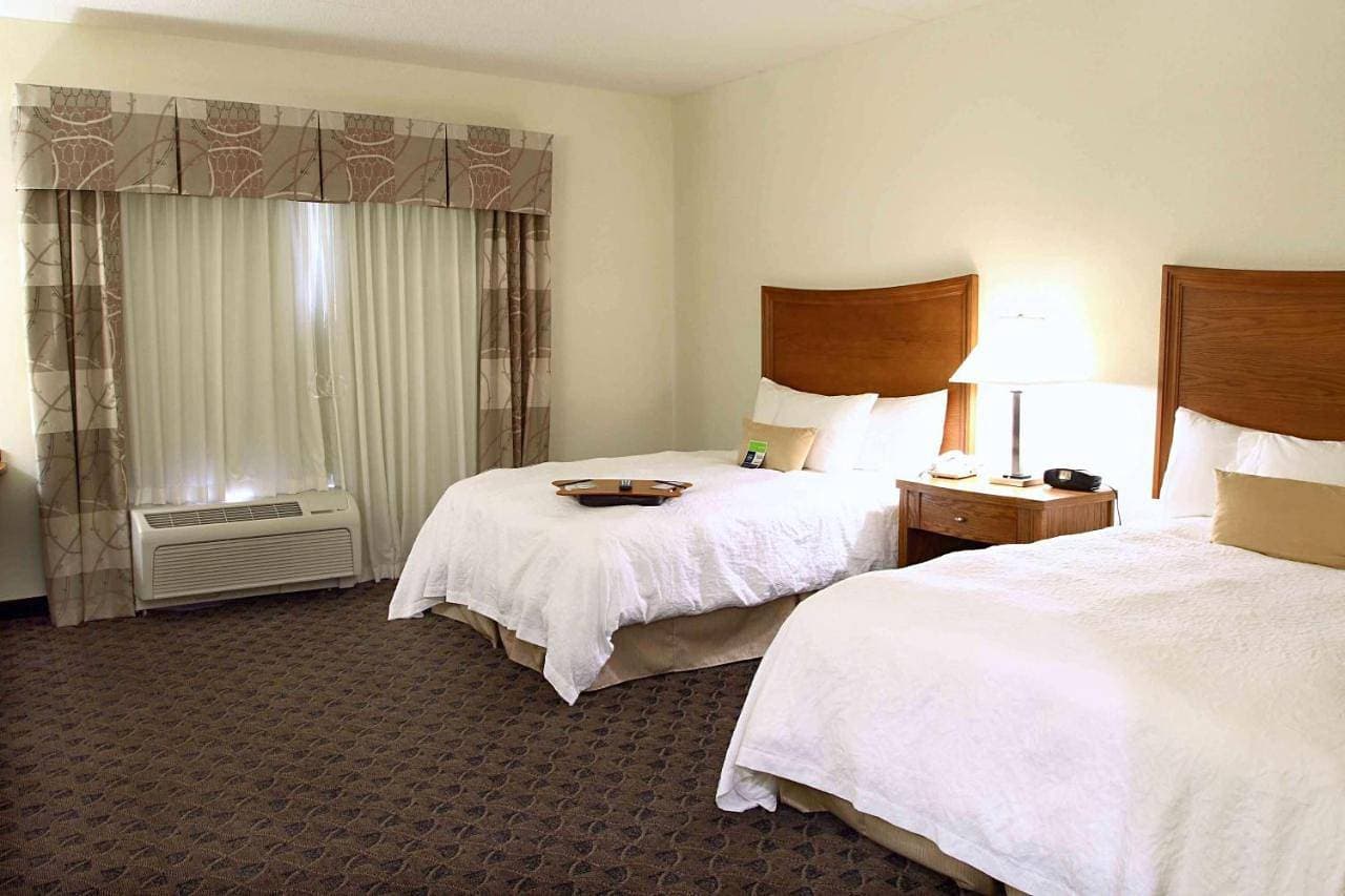 Foto 8 von 12: Room with Two Queen Beds - Non-Smoking