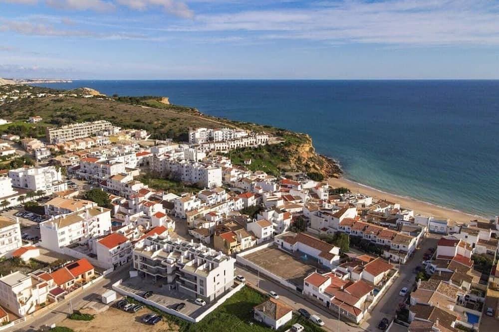 Foto 10 von 17: Burgau Luxury Beach Apt, private rooftop + jacuzzi overlooking beach