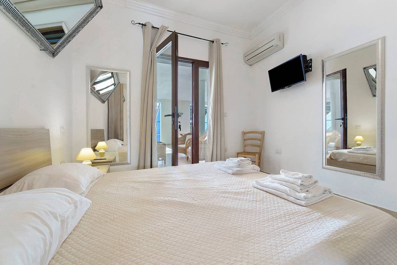 Foto 2 von 18: Villa Nuragica – Zimmer mit privatem Bad und Poolblick