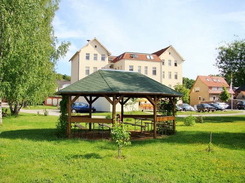 Foto 9 von 15: Apartmenthaus Kaiser Friedrich - Doppelzimmer Economy, eigene Du/Wc über den Gang, 1 Schlafraum mit Doppelbett
