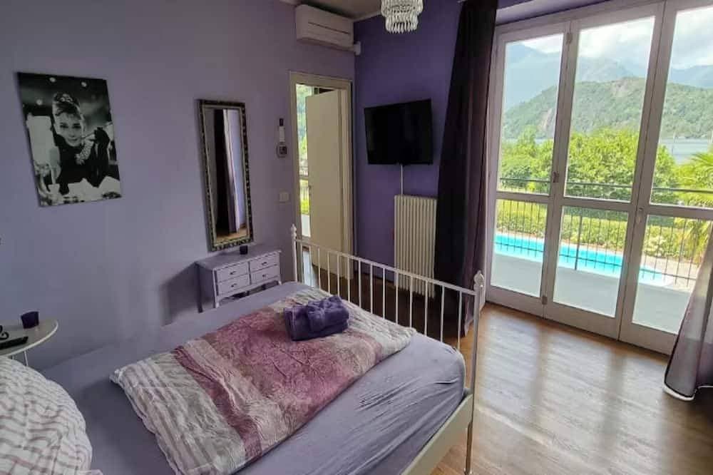 Foto 2 von 30: Elegant & Spacious Lakefront Retreat with Pool, Beach Access & Panoramic Views