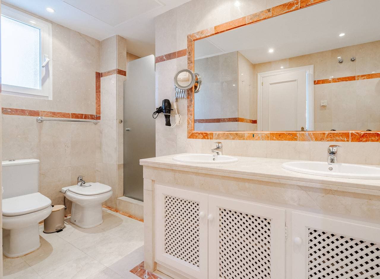 Foto 13 von 32: 32. Luxury apt in Casares, Andalucia sea view