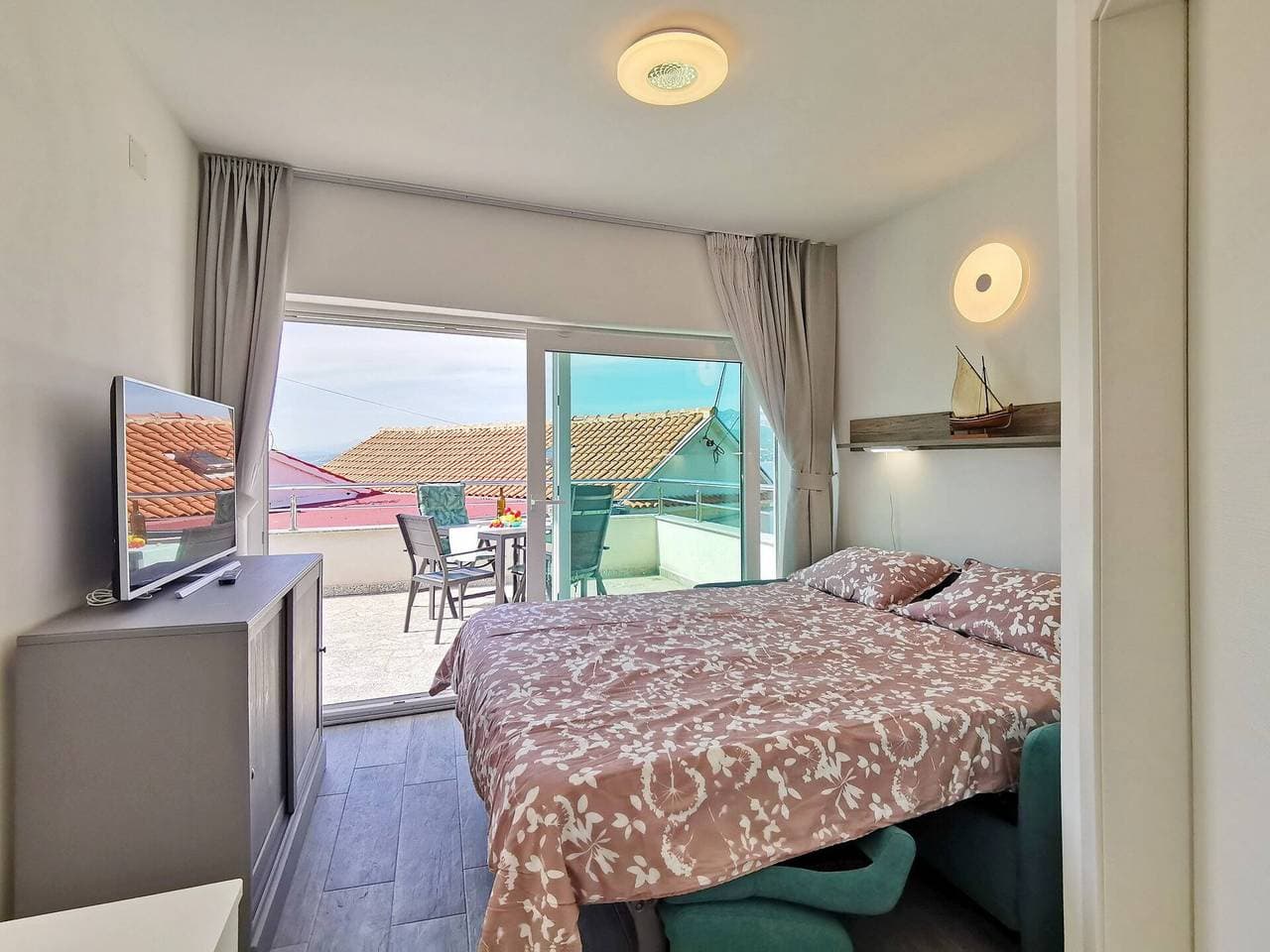 Foto 9 von 29: Studio-Apartment Glorijeta - modern, 25 m vom Meer entfernt, Terrasse, Meerblick, kostenloser Parkplatz, Smart-TV