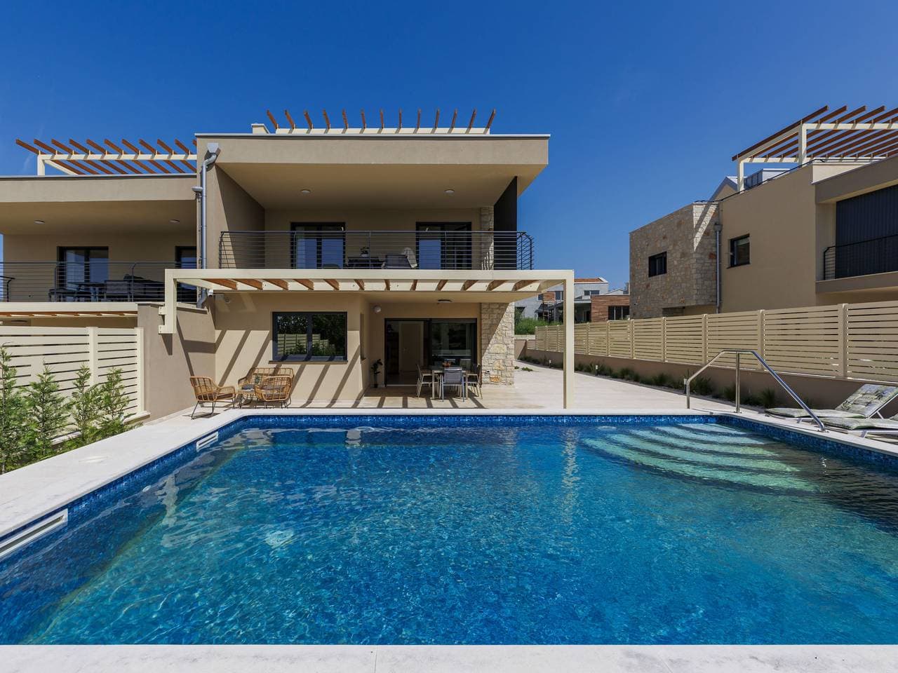 Tar 7 km von Poreč: Modernes Doppelhaus Villa Belana 1