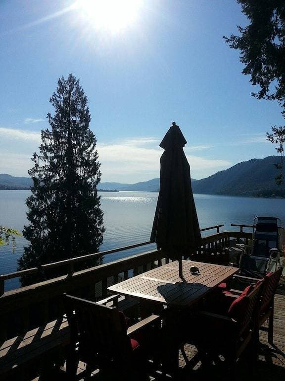 Foto 6 von 11: Herrliche Aussicht auf den Chelansee! Einzigartige \"Baumhaus\" -Kabine mit 2 Schlafzimmern und 1 Bad