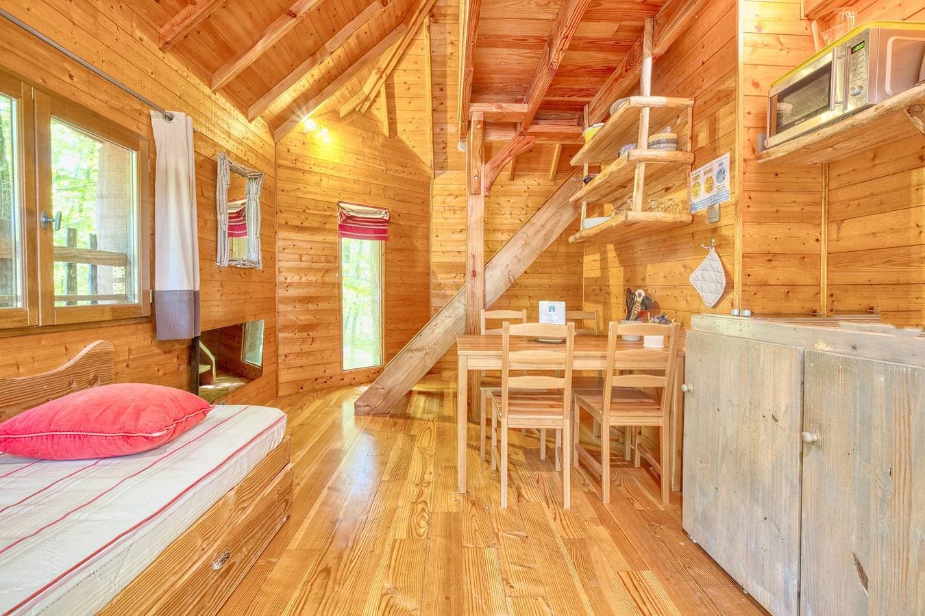 Foto 11 von 27: Cabane Amicie in den Bäumen – Natur-Retreat mit gemeinsamem beheiztem Innenpool