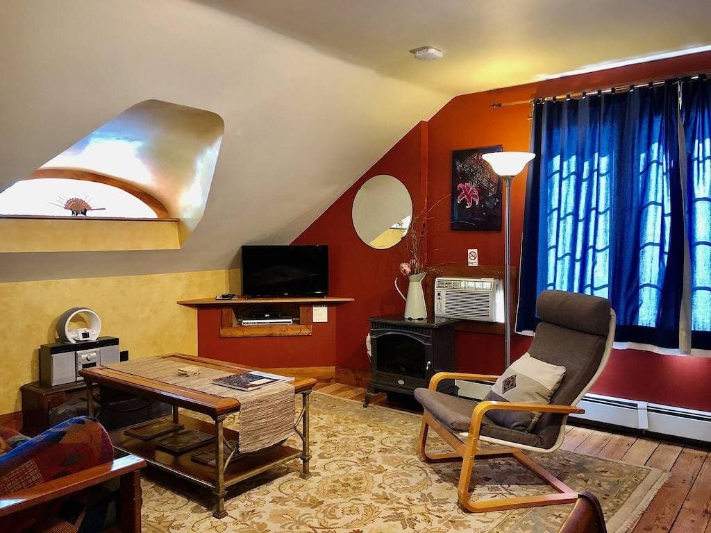 Foto 11 von 24: Valhalla Suite – Cozy, Eclectic Studio in Downtown Nelson