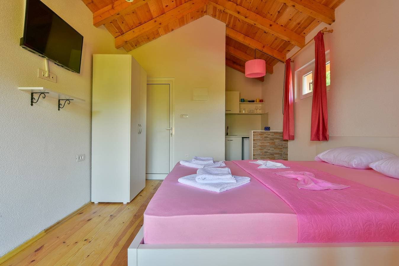 Foto 4 von 21: Standard Double Apartment with Lake View
