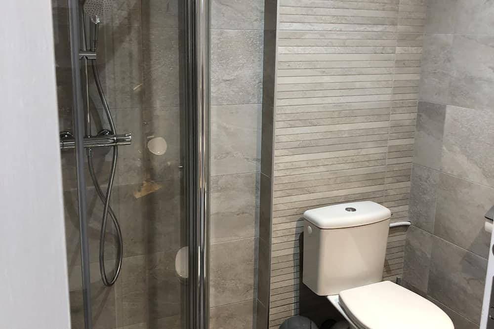 Foto 3 von 12: Place 28-Studio-Klassisch-Ensuite mit Bad-Strassenblick
