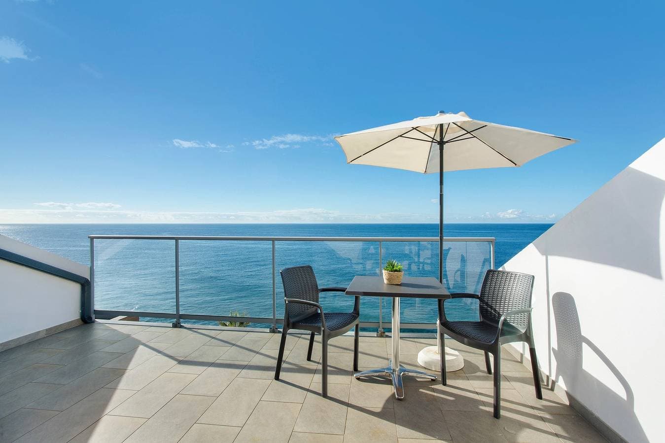 Foto 3 von 25: Ferienwohnung 'The Wave House - Oceanfront' mit Meerblick, Wi-Fi und Klimaanlage