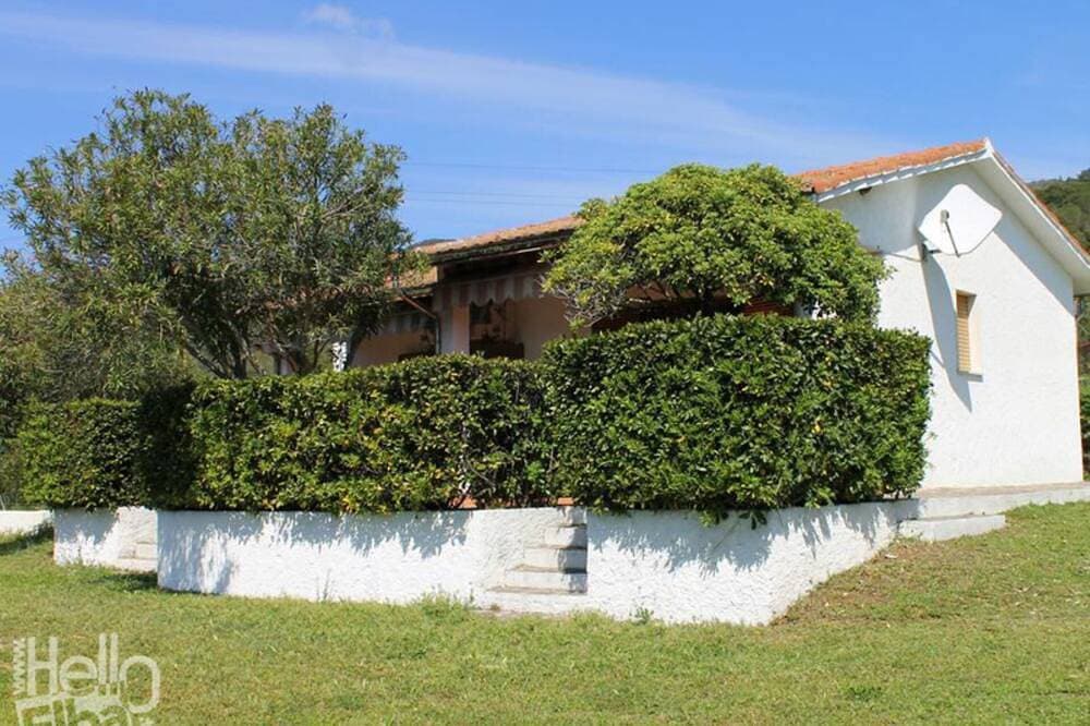 On the ground floor and with an equipped veranda, it consists of a small living room with kitchen co 1