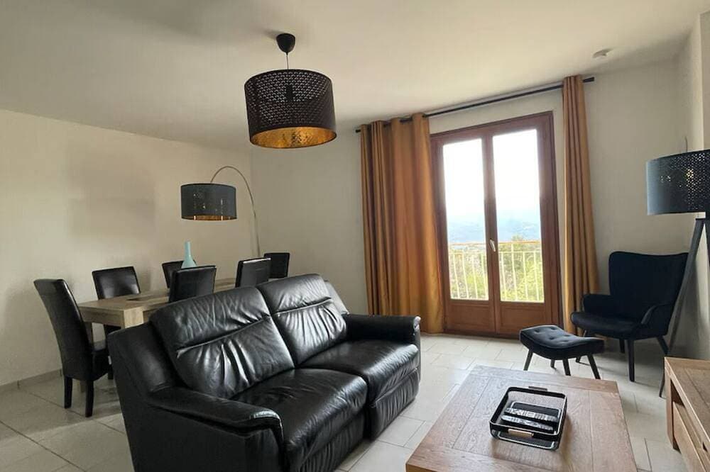Foto 10 von 17: Spacious 2 Bed Apartment Between Sea And Mountains