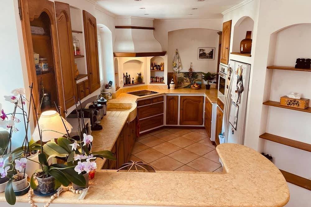 Villa with pool, sleeps 8, 3 bedrooms, 15 minutes from Cannes, 250 per night 1