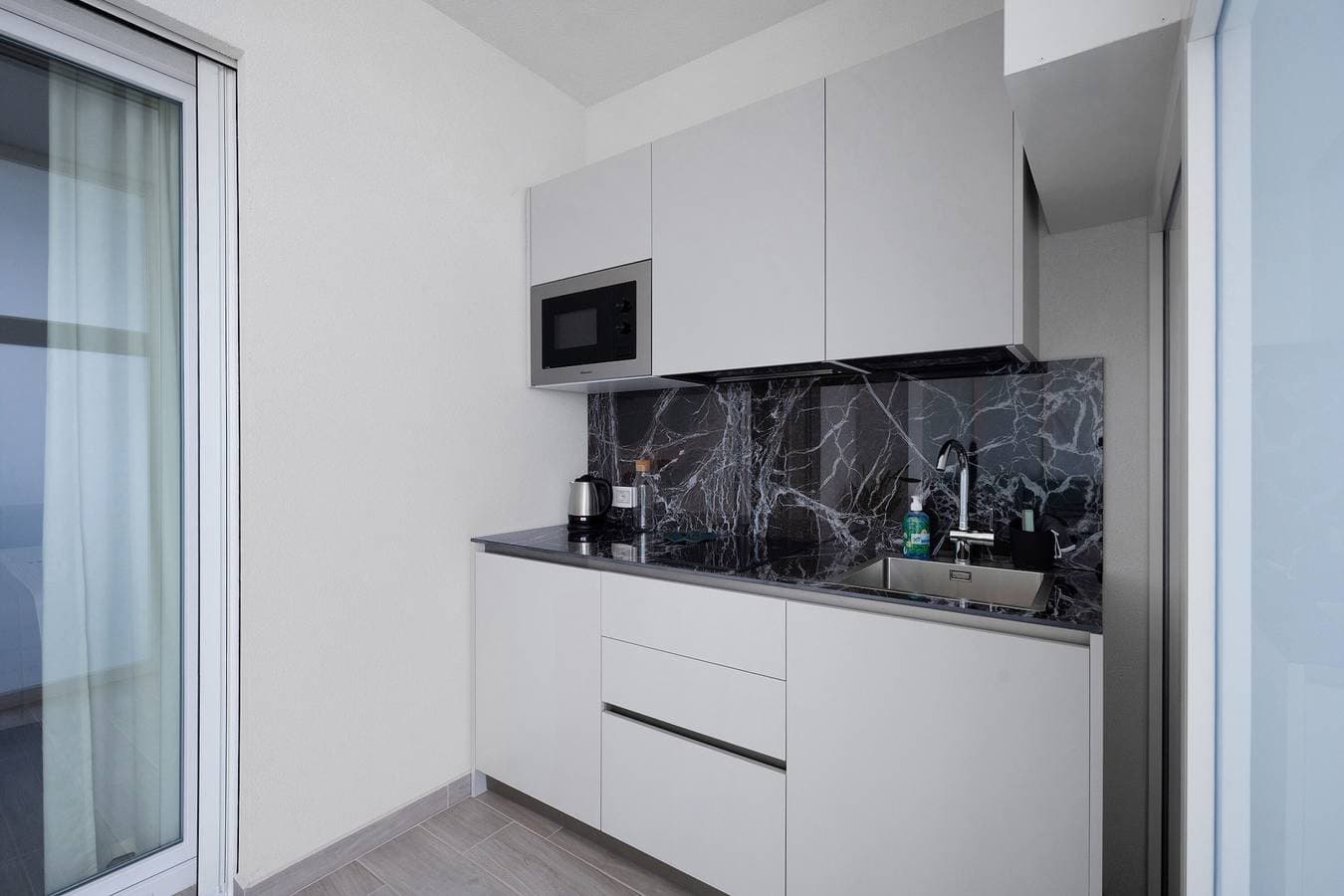 Foto 13 von 27: Apartment 'U Gnore - Zimmer Riccio' mit Meerblick, WLAN und Klimaanlage