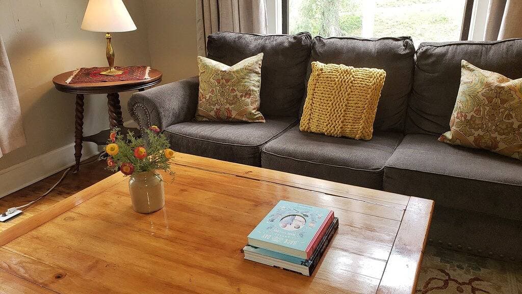 Foto 12 von 25: Spacious Victorian perfect for large groups.  Walk to Main Street!