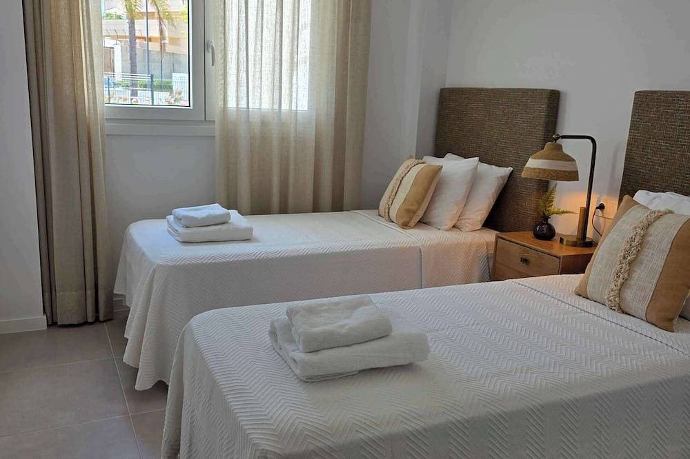 Foto 3 von 16: Pool * 5 min to Beach * Free Parking * Fenced Yard