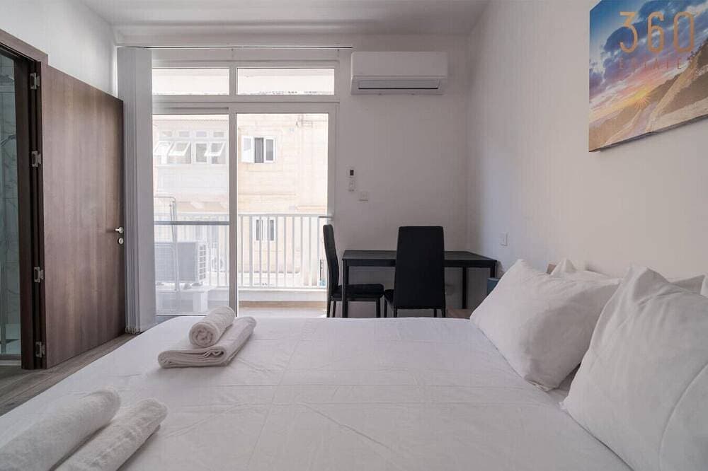 Foto 6 von 25: Studio home with WIFI & AC just steps to Seafront
