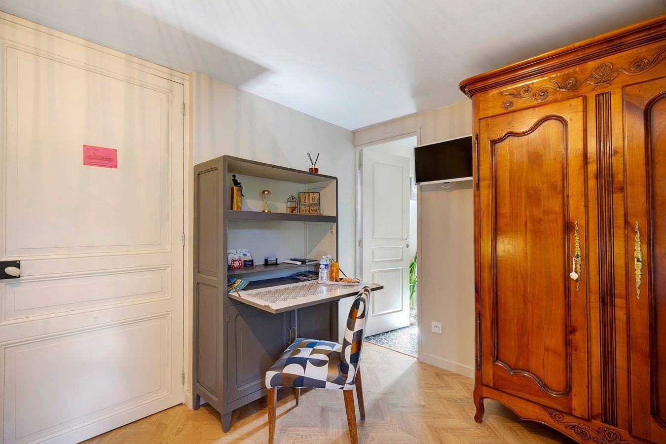 Foto 13 von 30: Gästezimmer „Embellie“ mit privater Terrasse, eigenem Garten und WLAN