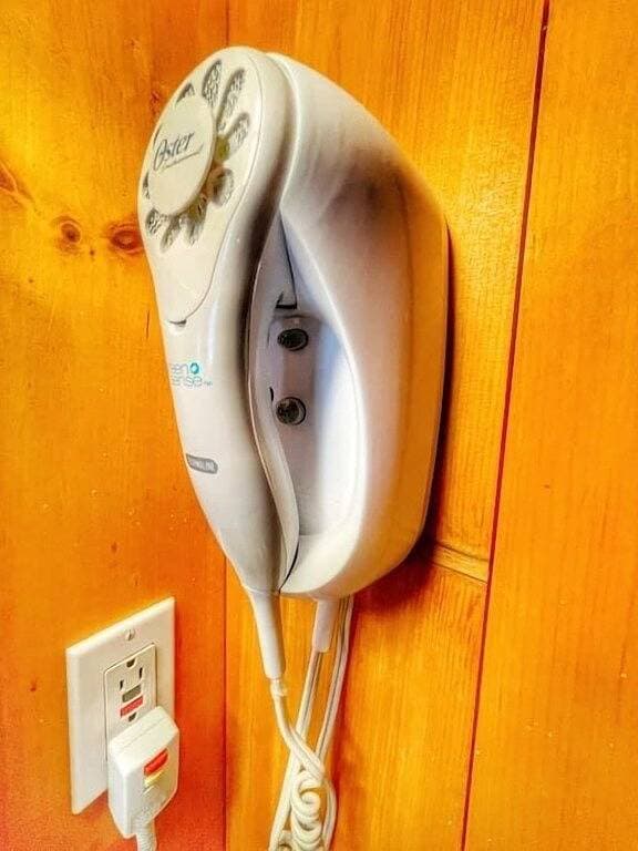 Foto 10 von 32: 7 Acadia Cottage. Double Beds Open Hearth Inn