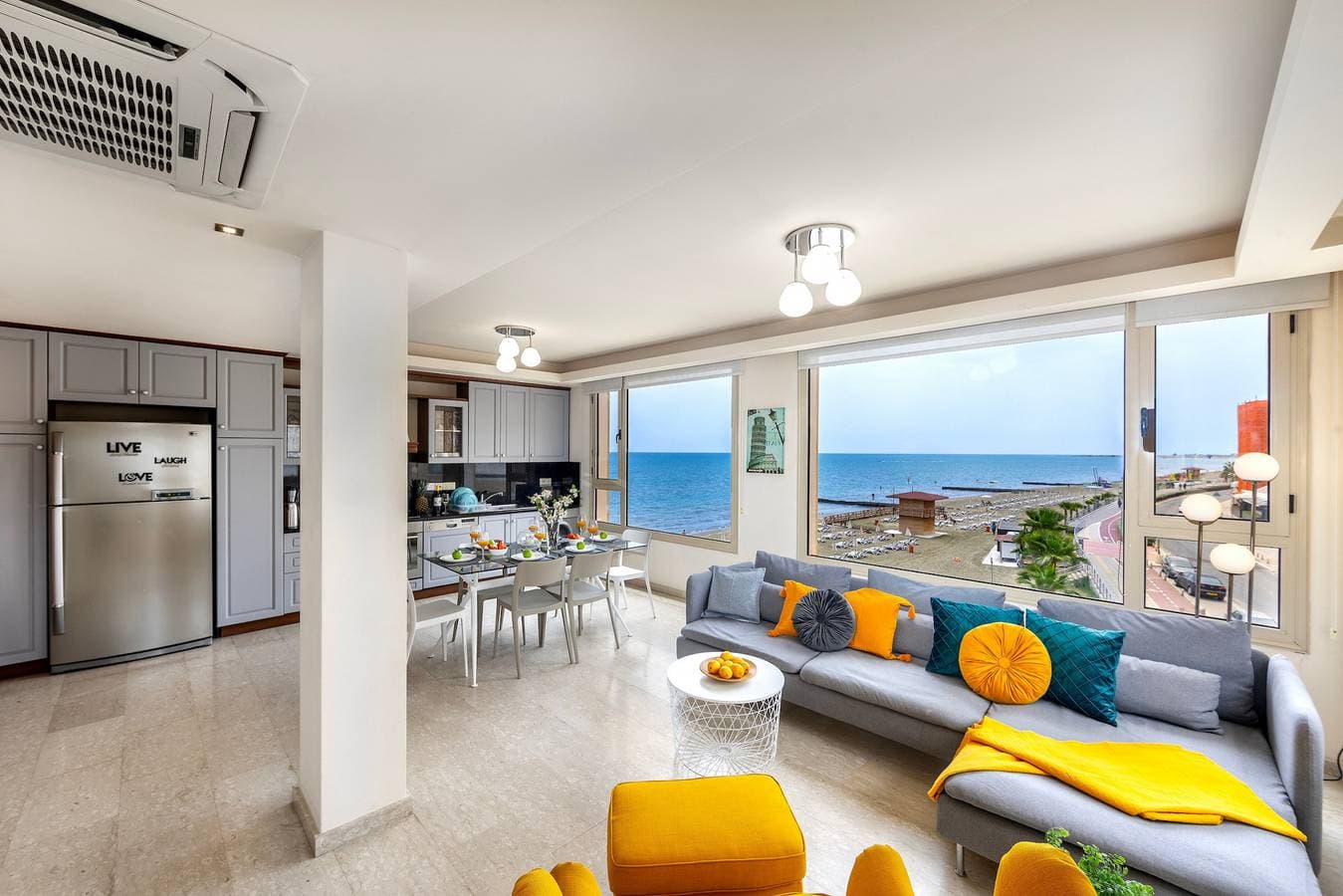 Foto 2 von 25: Mackenzie Eftyhia Beachfront Suite