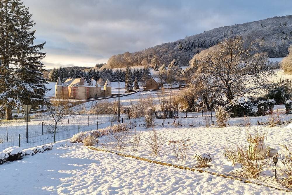 Foto 9 von 16: Quiet house in the Morvan with beautiful view of the Château de Ménessaire.