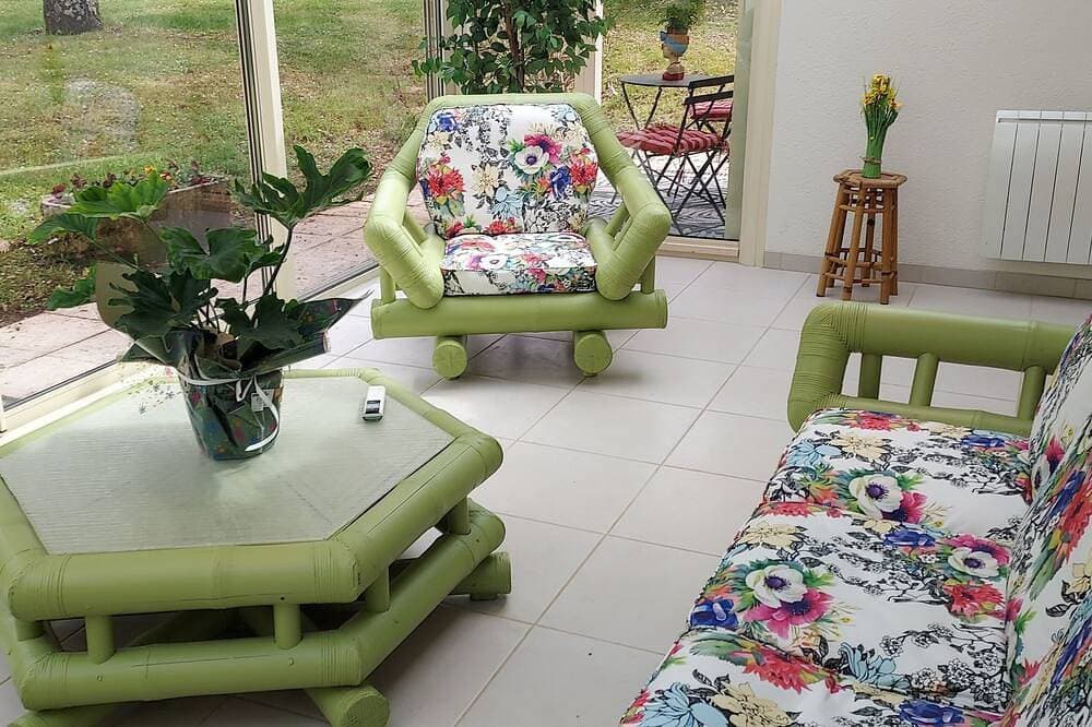Foto 12 von 22: Le Mûrier single-storey house with beautiful veranda. Beautiful garden.