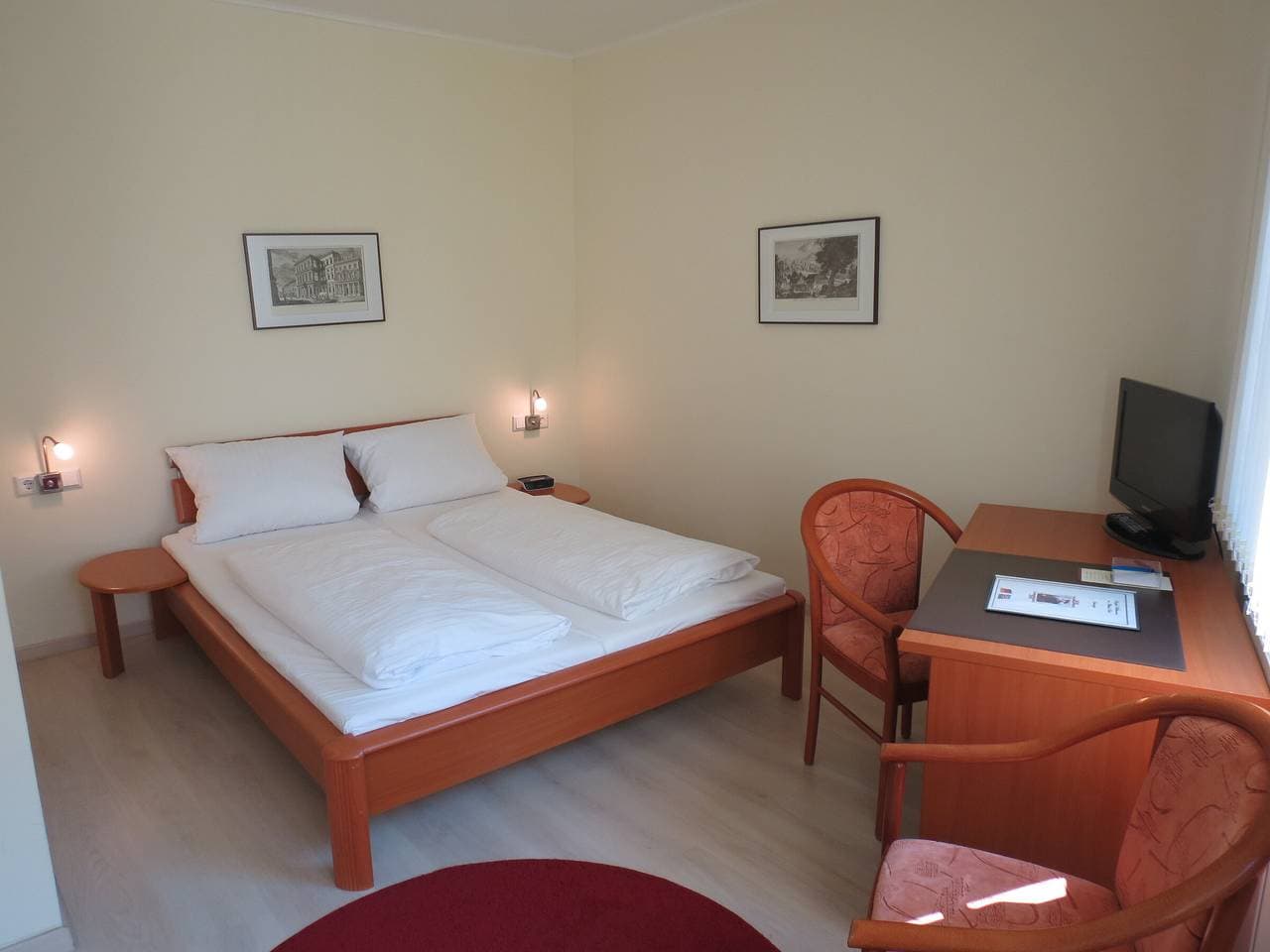 Foto 9 von 10: Altstadt Hotel - Doppelzimmer mit Dusche/Wc, inkl. Frühstück