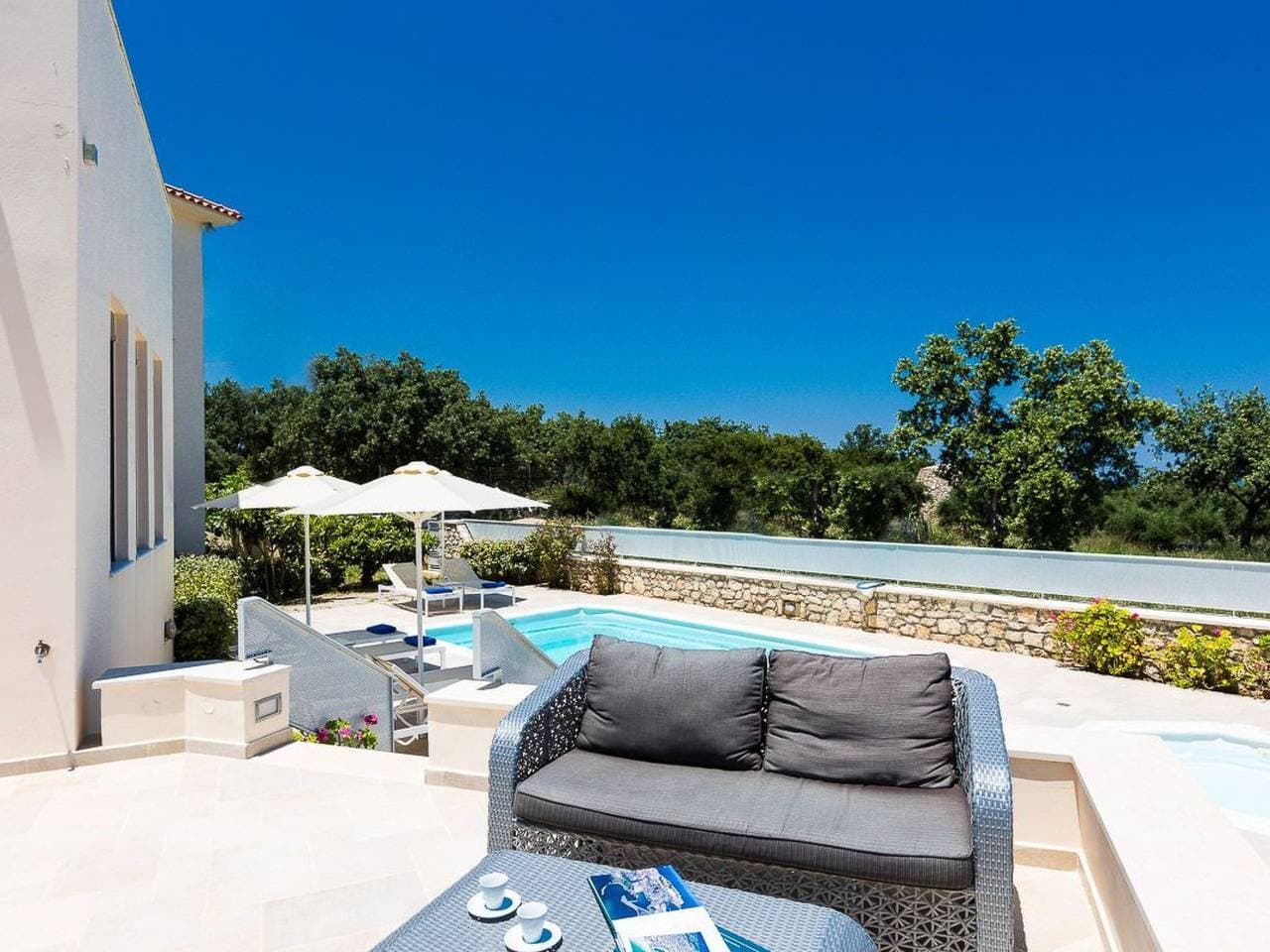 Foto 5 von 49: Deluxe Villa Ianthos - Whirlpool im Freien, Kinderpool