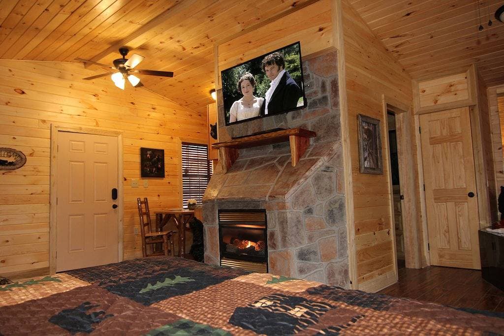 Foto 4 von 17: Über $ 700 in Gratis-Tickets, Abgeschiedene Hütte, Whirlpool, Herz-Jacuzzi, Internet, Gatlinburg, Pigeon Fg