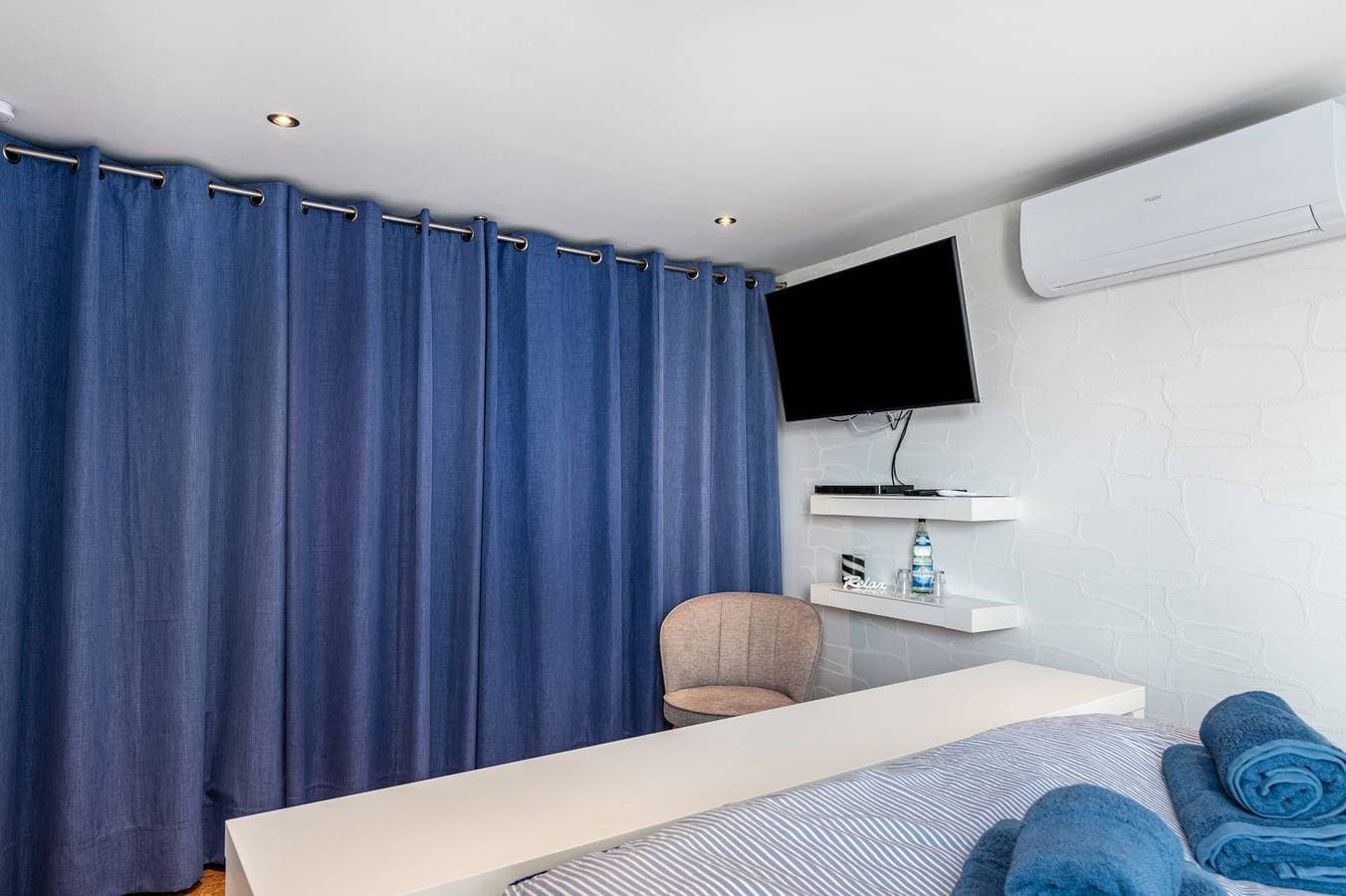 Foto 6 von 35: 'Ferienhaus Am See mit Boot', privater Terrasse, WLAN und Klimaanlage