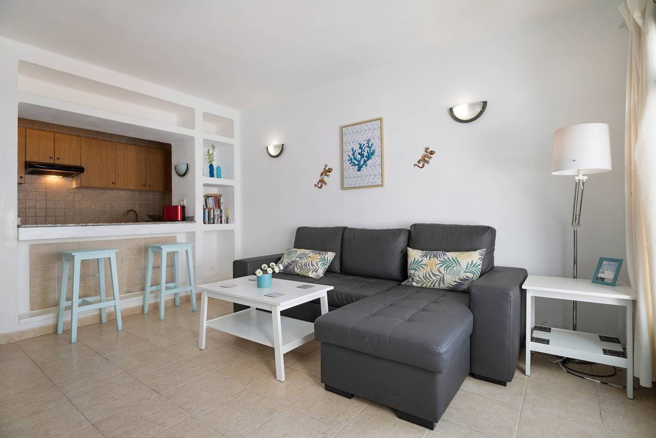 Foto 8 von 27: "Apt 2 Las Palmeras III Lanzarote" mit Meer- und Bergblick, Gemeinschaftspool und privater Terrasse