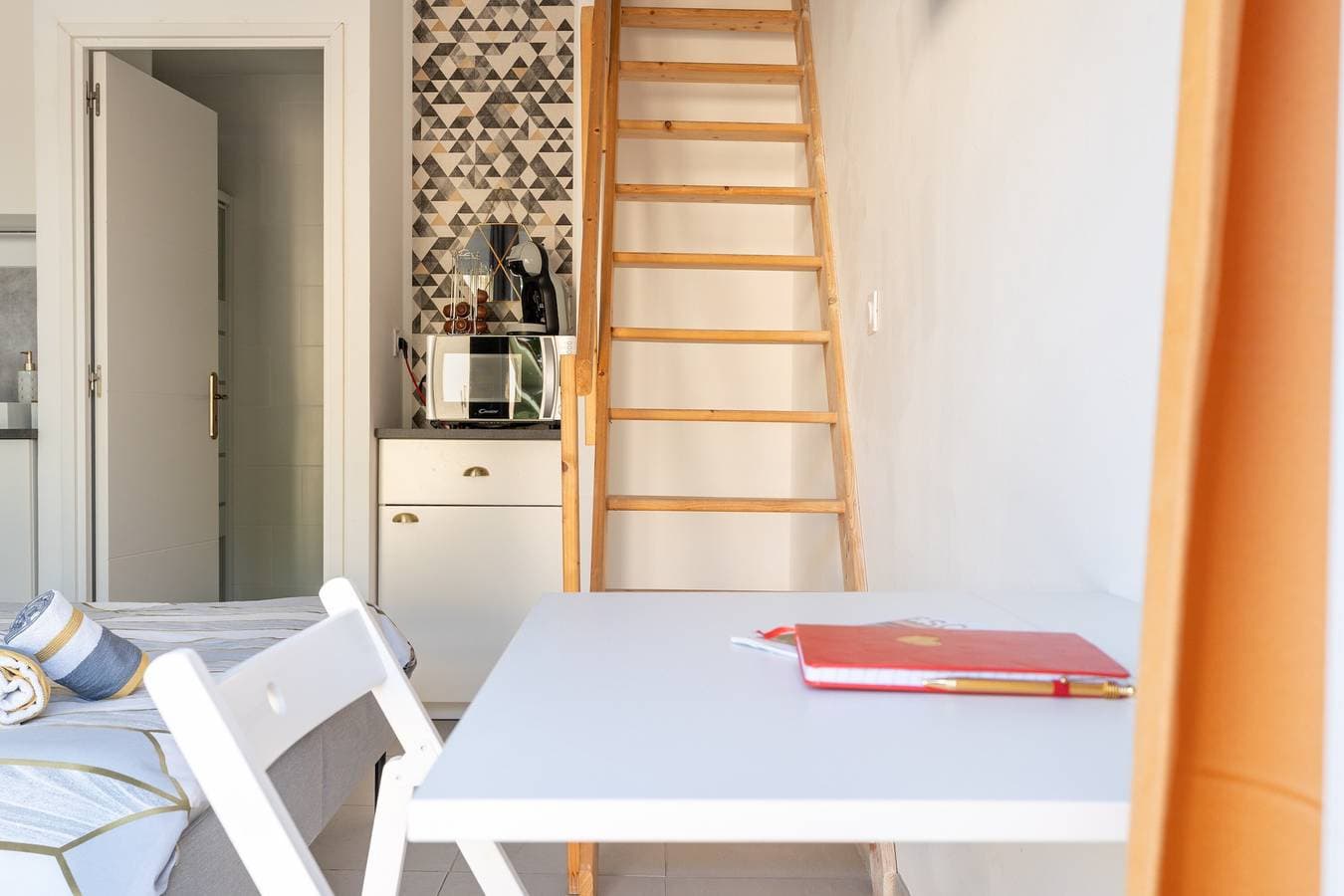 Foto 7 von 22: Gästezimmer „Chambre Famille“ mit Gemeinschaftspool, Terrasse und Klimaanlage