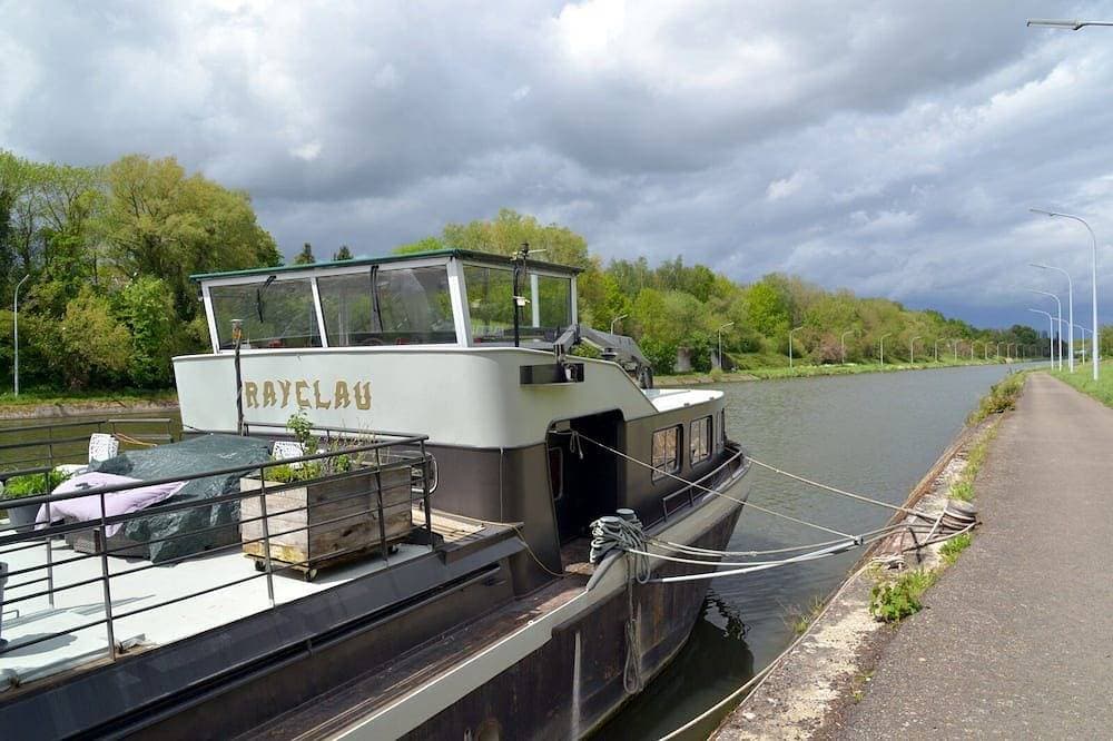 Foto 10 von 16: Gehäuse Segler an Bord der Barge Rayclau