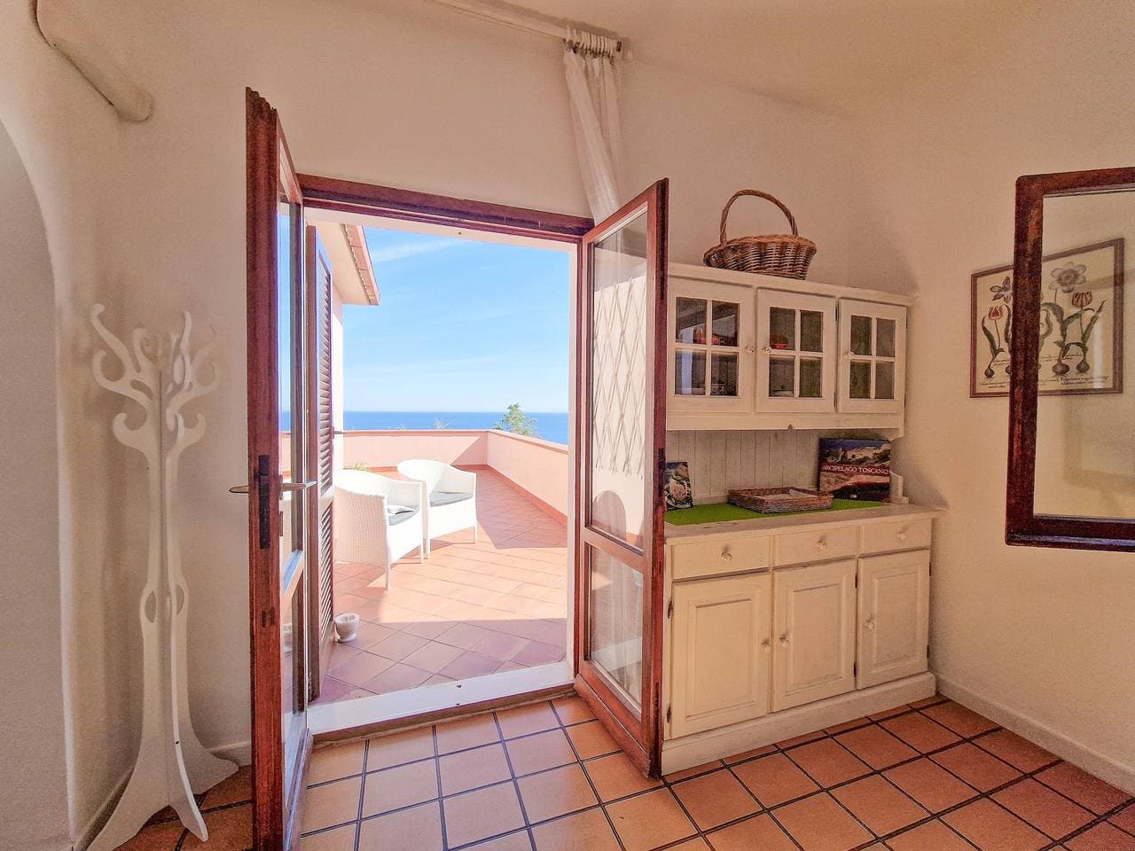 Foto 2 von 25: Ferienwohnung 'Trilocale Maestrale Beach' mit Meerblick, privater Terrasse & Klimaanlage
