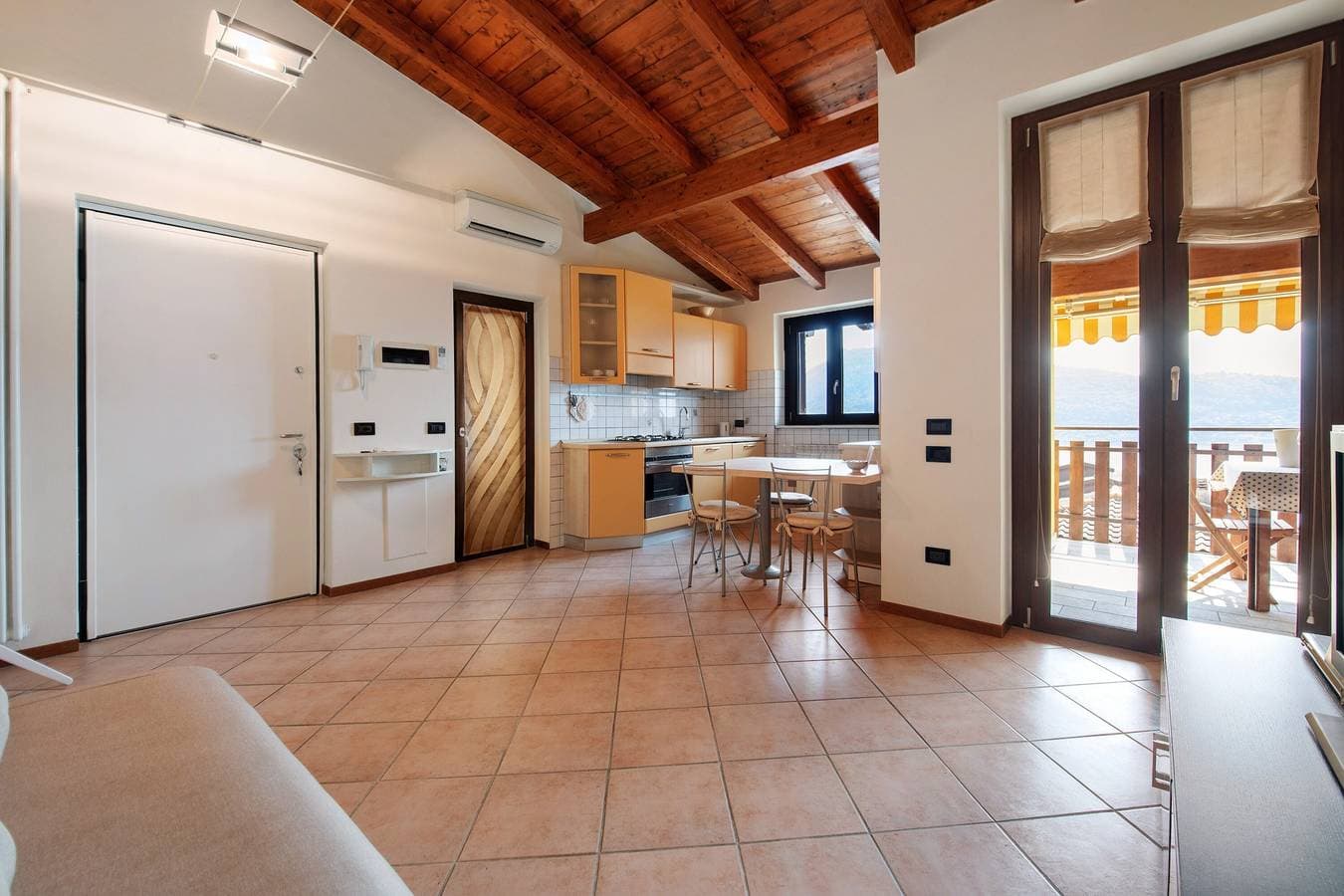 Foto 8 von 21: Ferienwohnung 'Miralago Marone' mit Seeblick, privatem Balkon und Wi-Fi