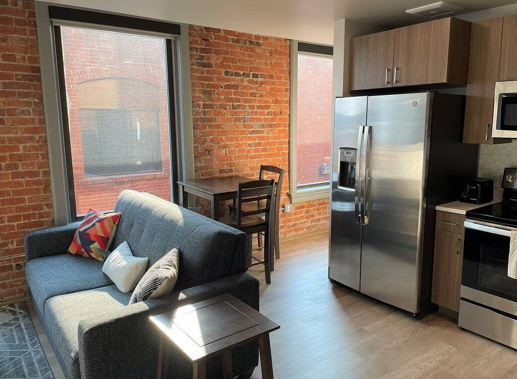 Your Amazing 1 Bed Travel Apartment Steps From Riverfront Park 1