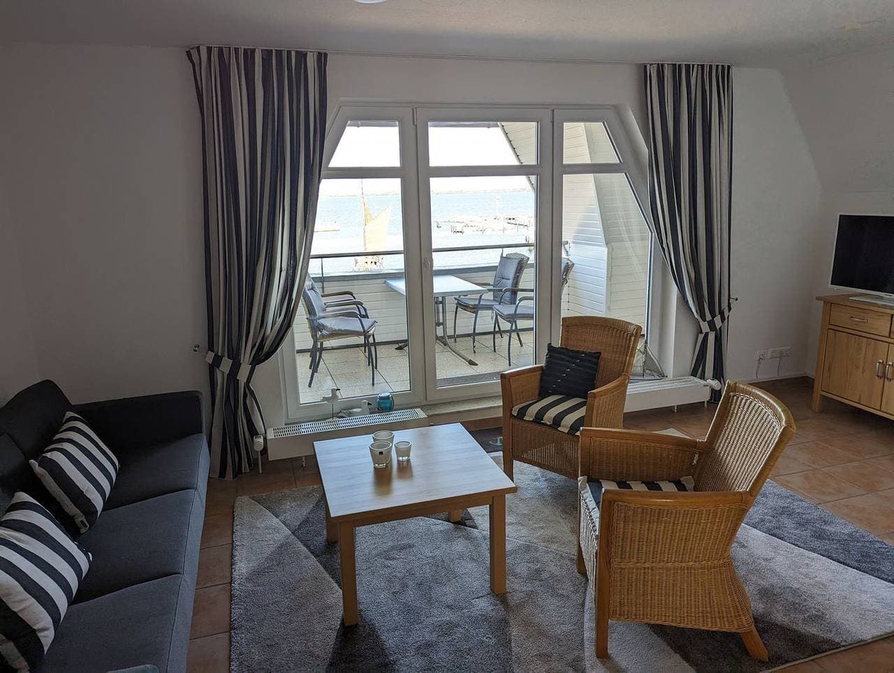 Foto 3 von 21: An de Waterkant: Exklusive Wohnung mit Blick auf den Wieker Bodden und Hiddensee