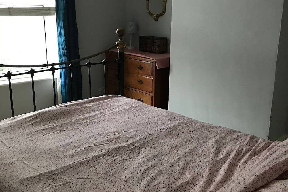Foto 3 von 25: Two minutes from beach. Cosy pet-friendly cottage in cool location with garden.
