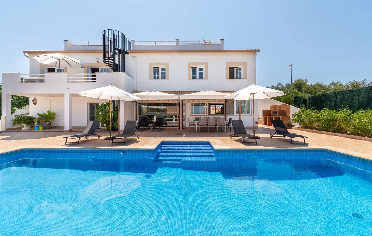 Foto 2 von 54: Meerblick-Apartment mit Pool, Terrasse & WiFi bei Four Seasons