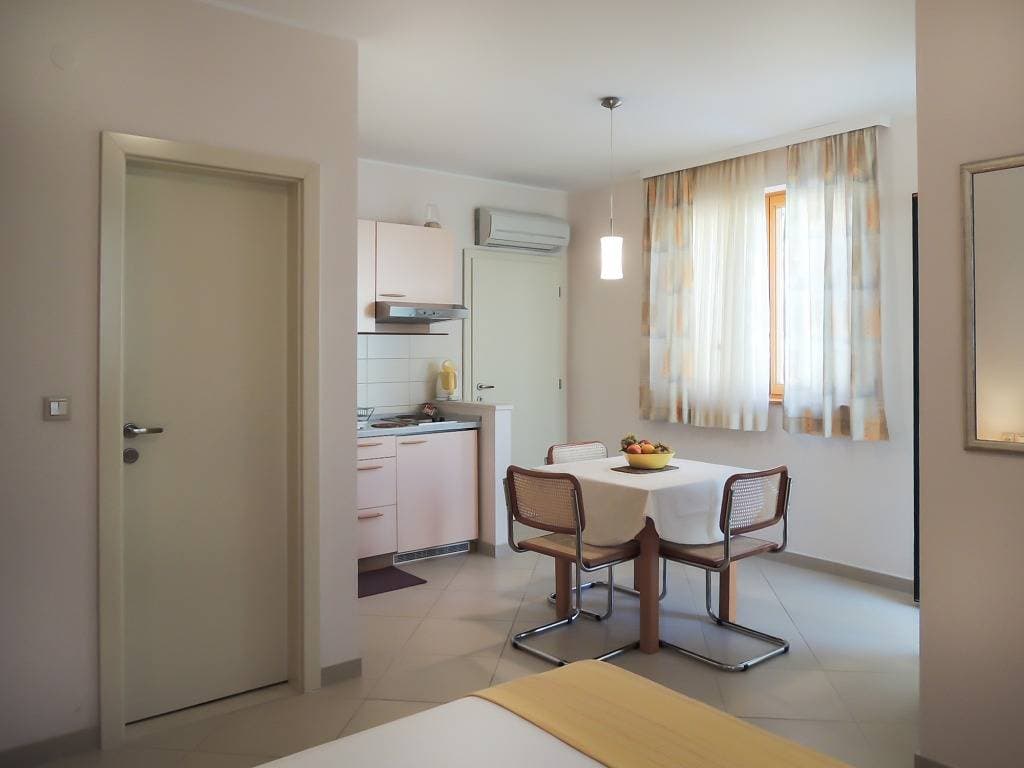 Studioapartment in Baška Voda mit Balkon, Klimaanlage, W-Lan, Waschmaschine (3785-3) 1