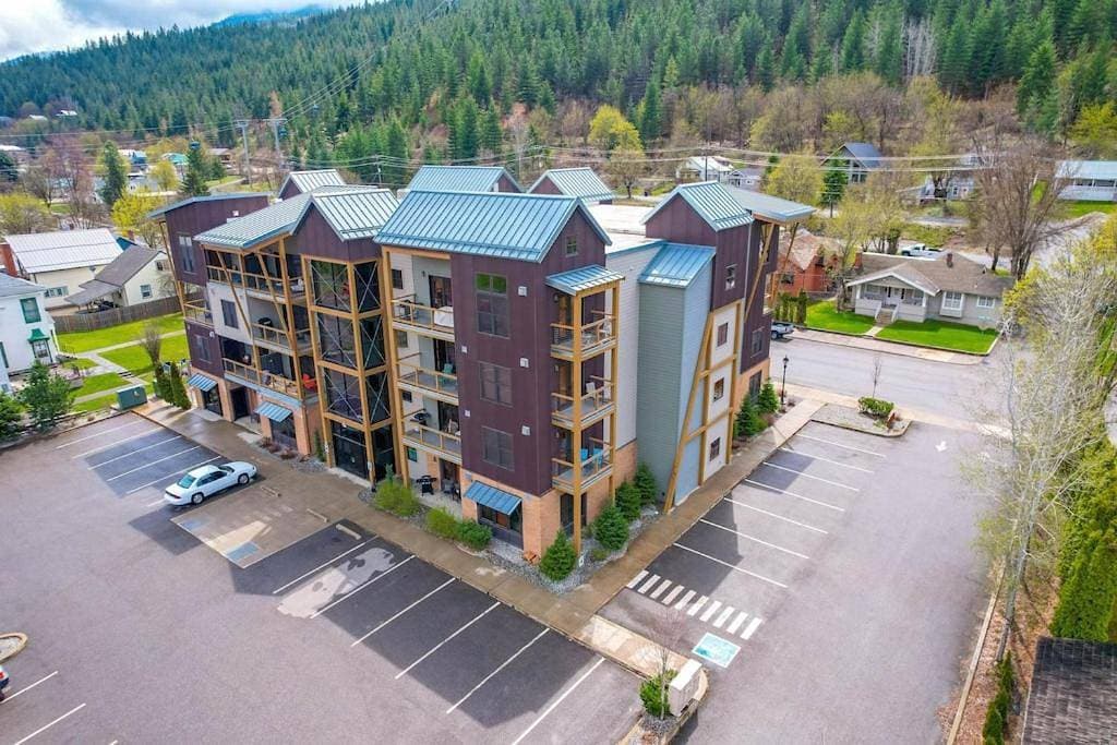 Large Studio Condo with Full Kitchen, Ski, Bike, Beautiful Balcony Views Hottub Fireplace 1