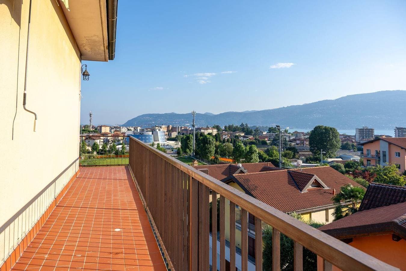 Foto 7 von 10: Ferienwohnung 'Verbania Panorama Lago' mit Blick auf den See und Balkon