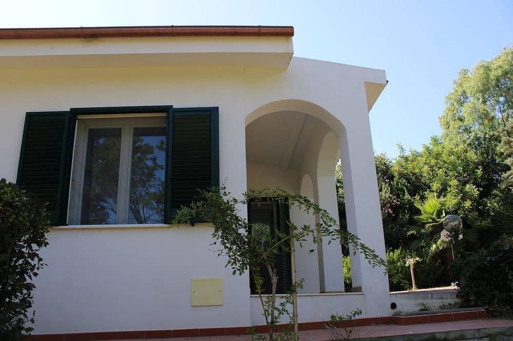 House surrounded by greenery just a few minutes drive from the most beautiful beaches of Alghero 1