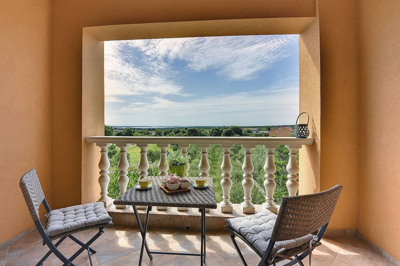 Modernes Familienappartment mit Babybett, Spielplatz, Grill 1