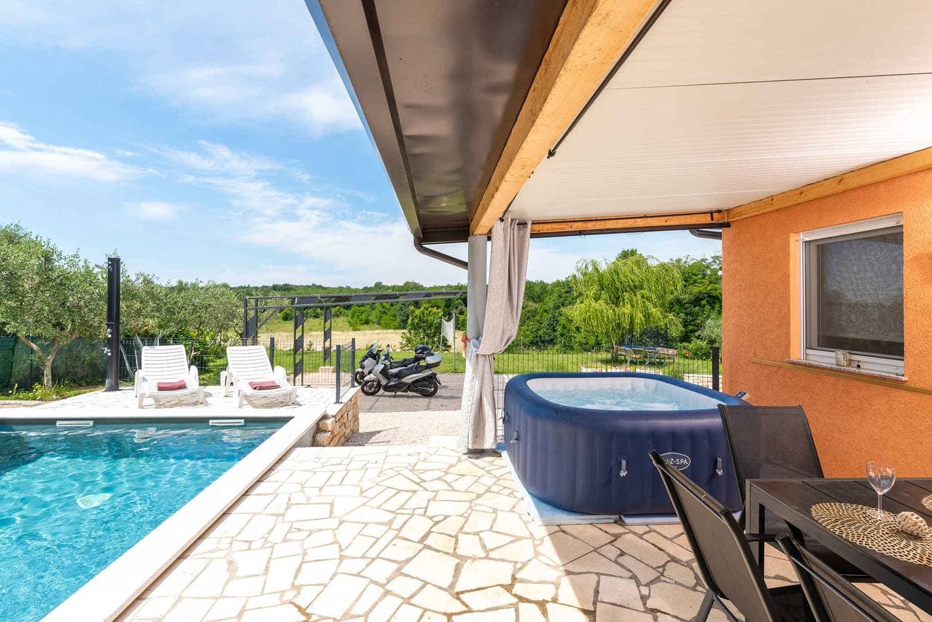 Foto 12 von 40: Villa mit großem Pool und Jacuzzi