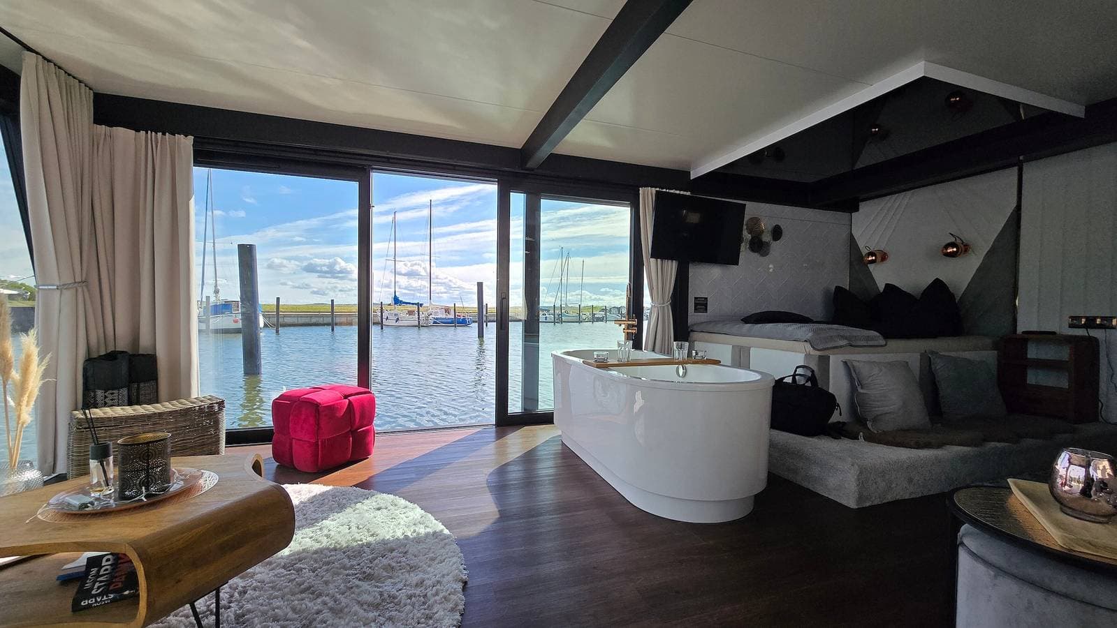 Foto 3 von 42: Hausboot 'Hafensuite Rügen' mit WLAN