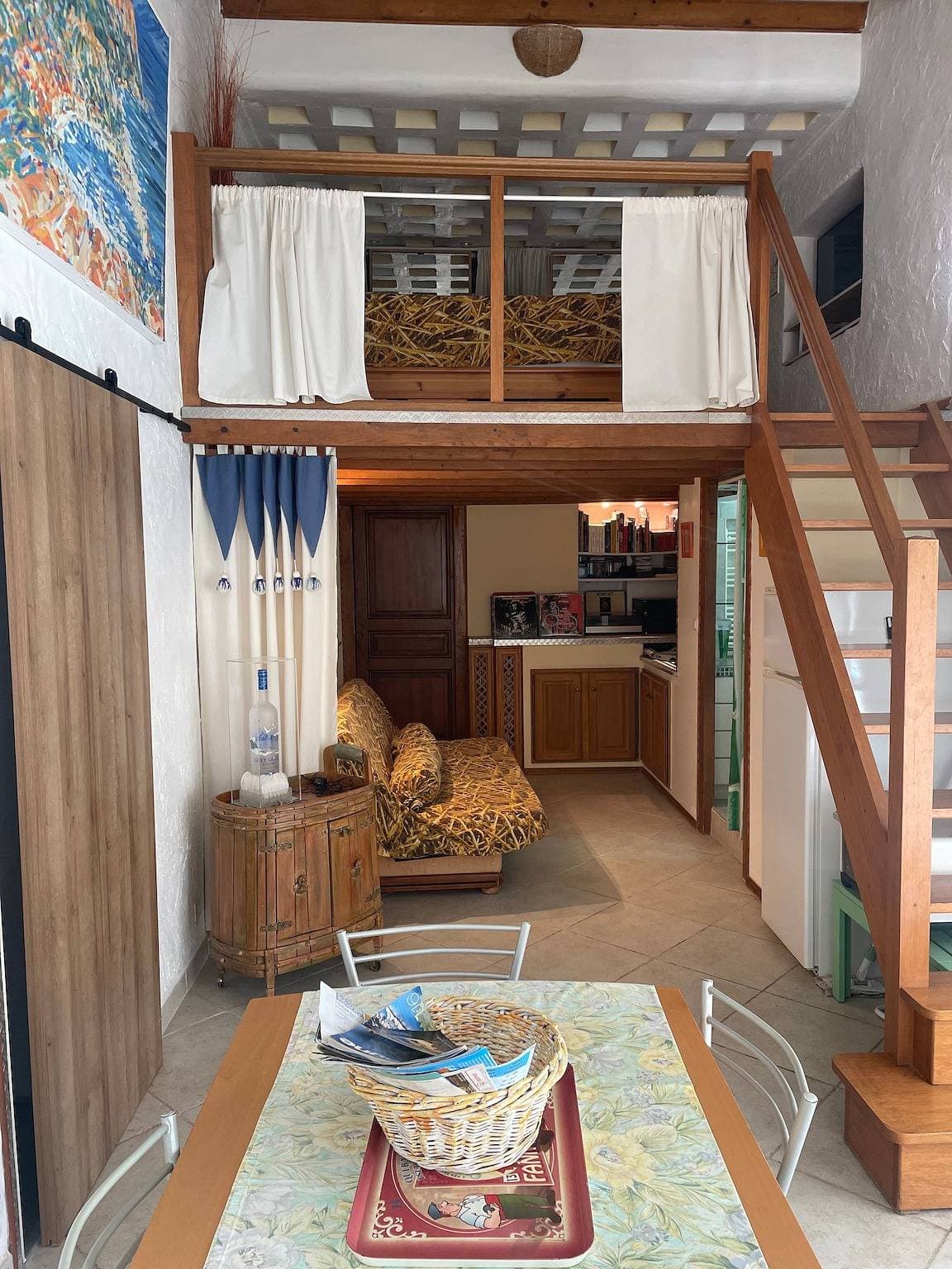 Foto 7 von 20: Loft 'Grand loft avec mezzanine, piscine et climatisation à Cassis'